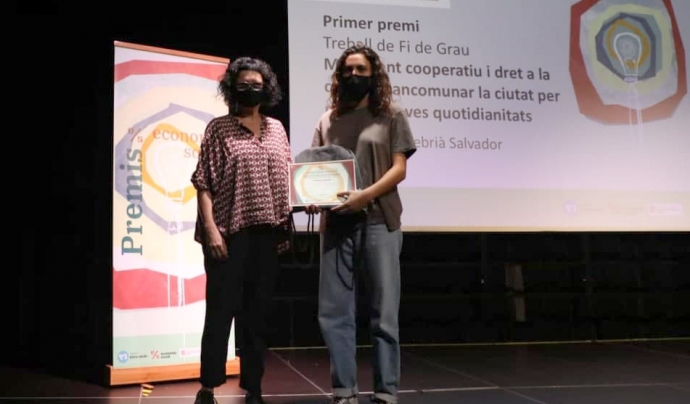 Almodis Cebrià, en el moment de rebre el premi al millor treball de final de grau en economia social Font: Aleix Auber