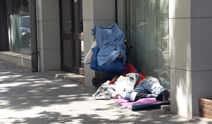 Una persona sense llar en un carrer del centre de Barcelona. Font: Sònia Pau