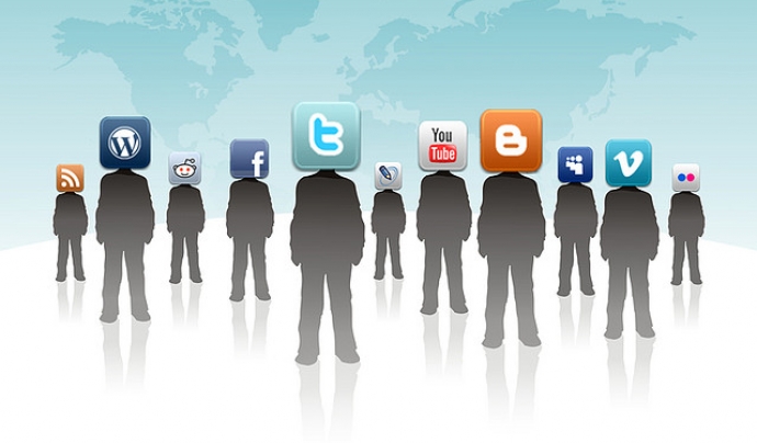 Les persones utilitzen les xarxes socials per informar-se i comunicar Font: 