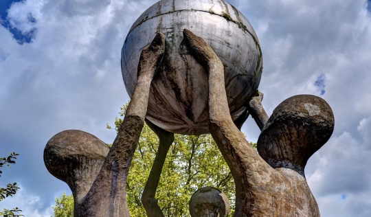 The 'peace sculpture' / Derrick Richardson-Lee Font: George Rex