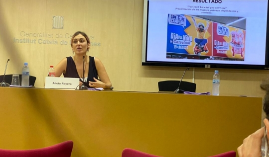 Alicia Reyero, una de les ponents, en una conferència sobre la representació de les dones a la ficció, i més concretament a la publicitat. Font: Medicus Mundi Mediterrània.