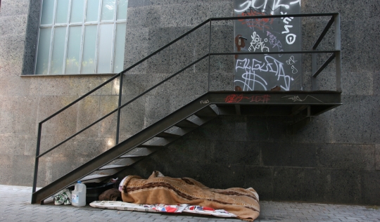 Persona dormint al carrer Font: Flickr