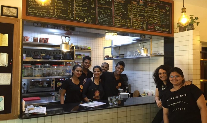 L'equip de treballadors/ores de la cafeteria-llibreria Bombay to Barcelona Font: Bombay to Barcelona (Facebook)
