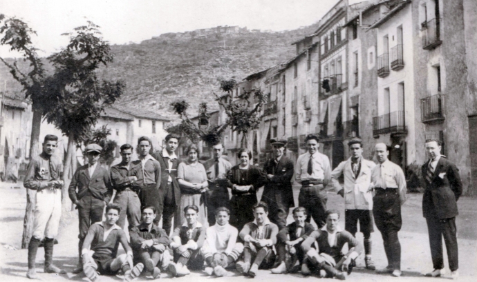 Imatge de grup del Foment Excursionista de Barcelona a Torà el 1923, un any després de la seva fundació. Font: Foment Excursionista de Barcelona