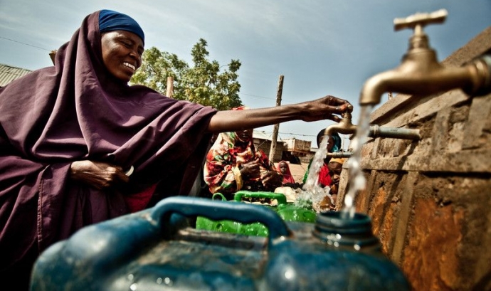 Dona d'Etiòpia utilitzant un banc d'aigua. Font: WorldCoo - Intermón Oxfam Font: 