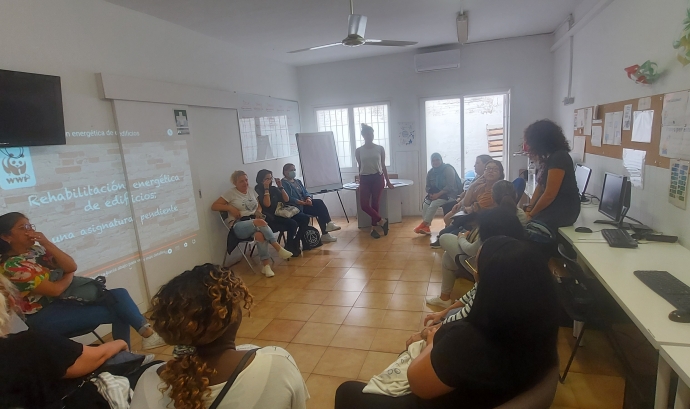 A la sessió dedicada a les dones interessades, es va presentar el projecte 'Generació Dones' a una dotzena de persones. Font: ABD / Ecoserveis