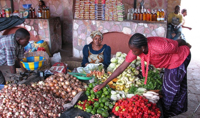 Persones venent productes alimentaris. Blog: Esther Vives