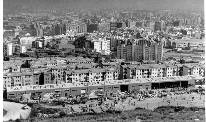 Panoràmica de l'Ateneu durant el festival de Las 30 horas, 4 i 5 de juny de 1977. Font: Arxiu Ateneu Popular 9 Barris (AAP9B)