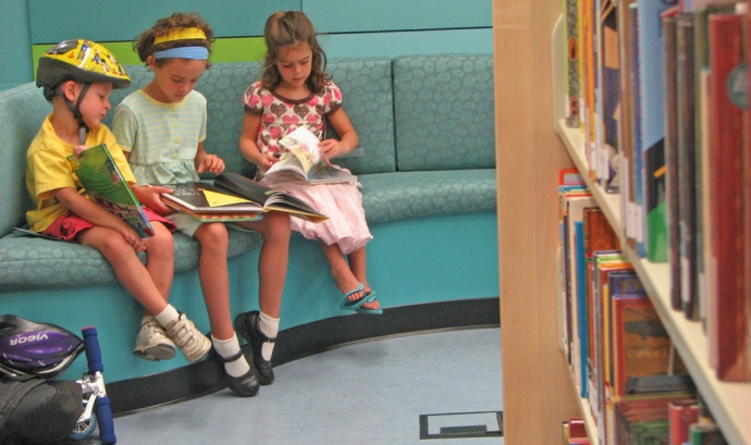 Infants llegint. Imatge de  San Jose Library a flickr. Font: 