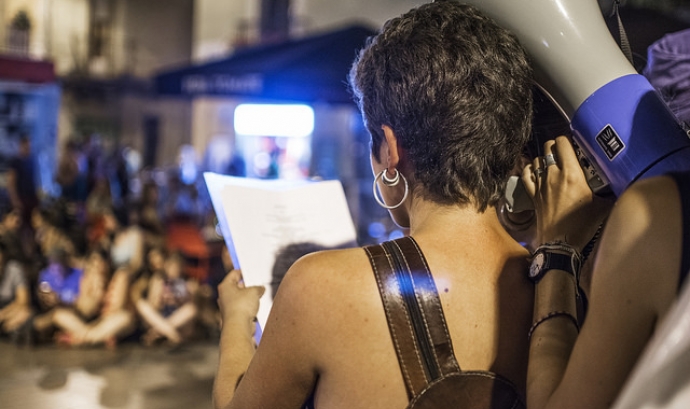 Marxa nocturna feminista per exigir unes Festes de Gràcia lliures d'agressions sexistes i anti-patriarcals Font: Imatge CC BY-NC-SA 2.0 d'Anna (Flickr): https://www.flickr.com/photos/49610334@N04/28471827823/