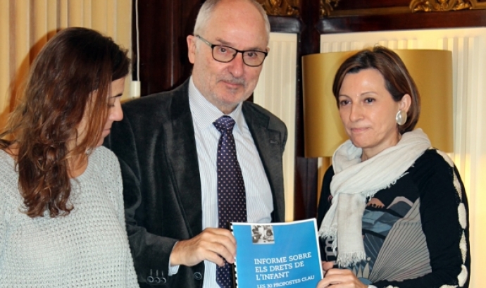 Rafael Ribó i Maria Jesús Larios entregant l'Informe a Carme Forcadell. Font: web parlament.cat Font: 