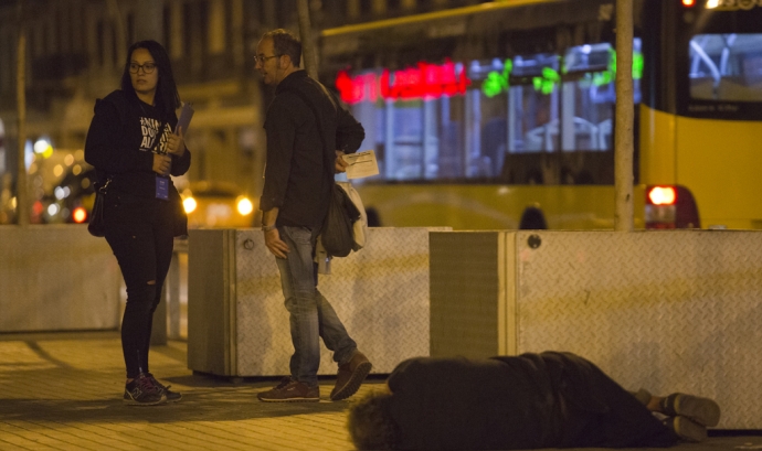 Persones voluntàries fent el recompte de gent dormint al carrer d'Arrels el 2017. Font: Arrels Fundació