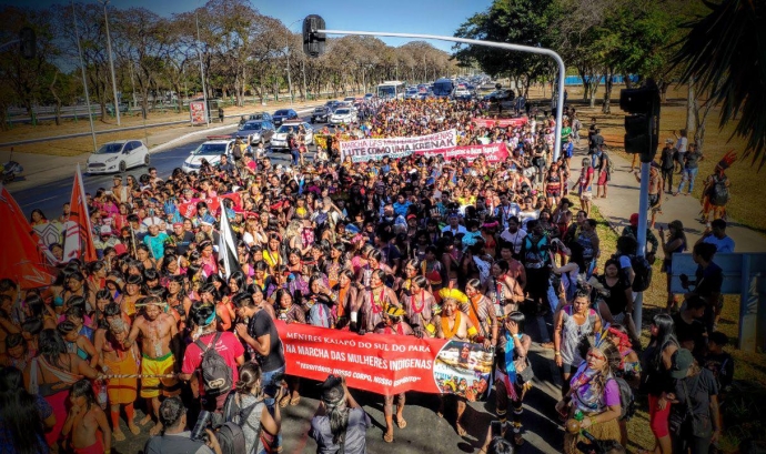Marxa de dones al Brasil per les polítiques d'atenció a la salut dels pobles indígenes el 2019. Font:  Brasil de Fato (CC BY-NC-SA 2.0)