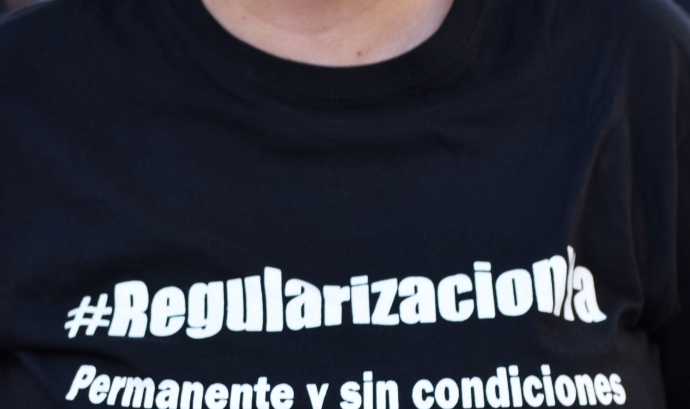 Una persona amb una samarreta que reclama la regularització de les persones en situació administrativa irregular. Font: Ela Rabasco