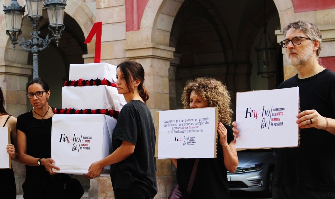 Acció davant del Parlament en reivindicació del Centre Català d'Empresa i Drets Humans. Font: Lafede.cat