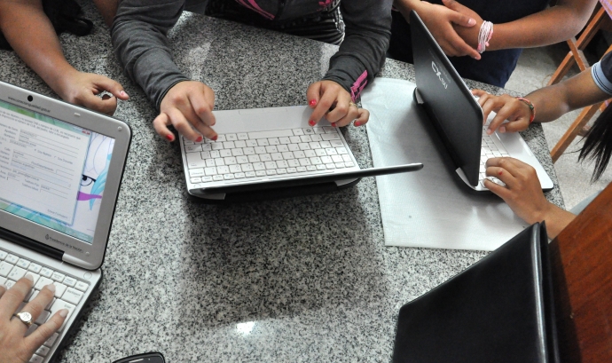 Un grup d'alumnes treballen amb ordinadors. Font: ANSESGOB (CC BY-SA 2.0)