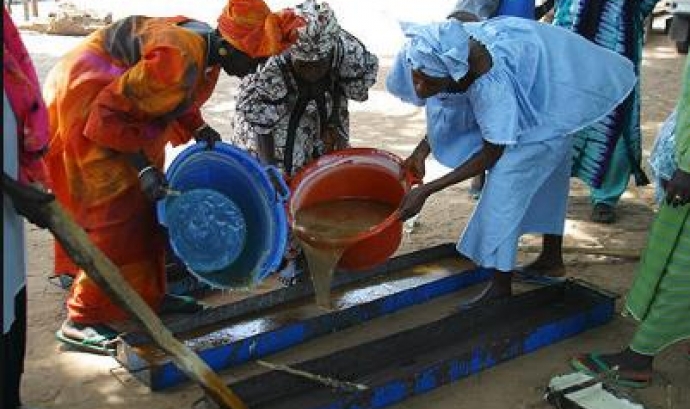 Dones treballant a Gàmbia. Font: Barnfonden (flickr) Font: 