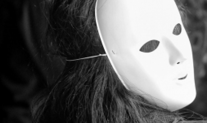 Noia amb màscara blanca. Font: Mait Jariado (Flickr)