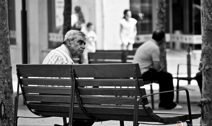 Senyor gran en un banc. Font: Francisco Vargas - Haripako (Flickr)