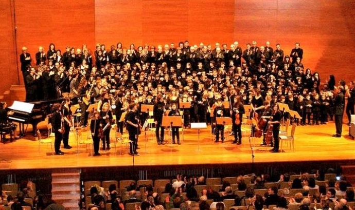 Imatge d'una orquestra i d'un cor de l'Orfeó Lleidatà