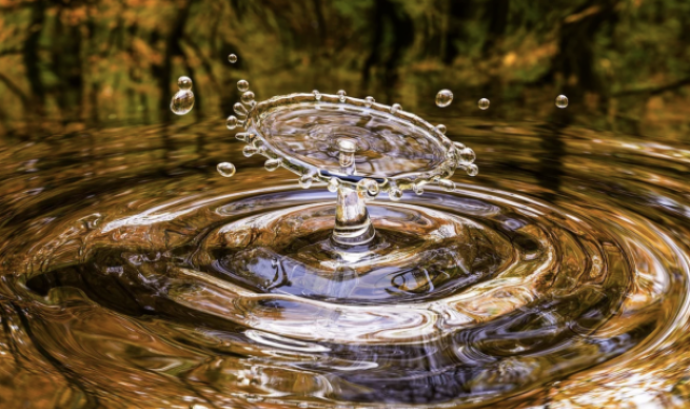 Una imatge d'una gota d'aigua per representar la sessió 'L'aigua. Un procomú'. Font: Llicència CC Pixabay