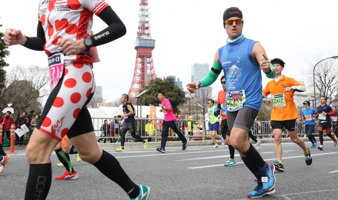 Albert Navarro en una marató a Tòquio. Font: Aprenem Autisme