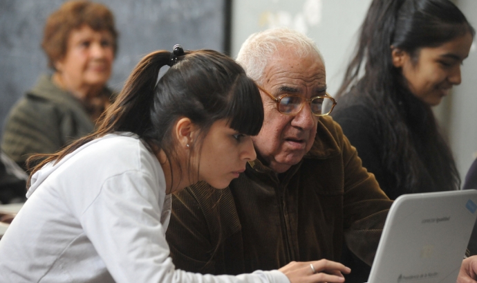Alumnos de Conectar Igualdad con adultos mayores en Lugano - ANSESGOB - Flickr Font: 