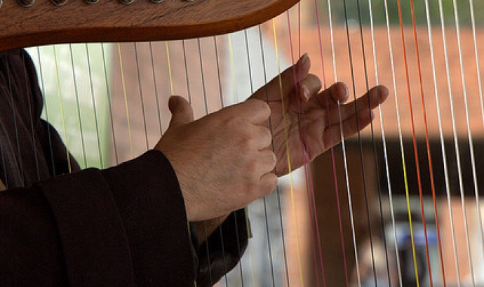 Persona tocant l'arpa. Font: AlCortÃ©s (Flickr)