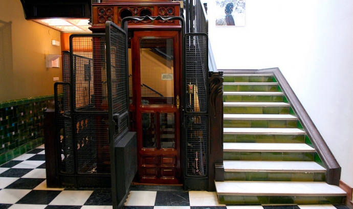 Imatge de l'ascensor modernista de l'Ateneu Barcelonès