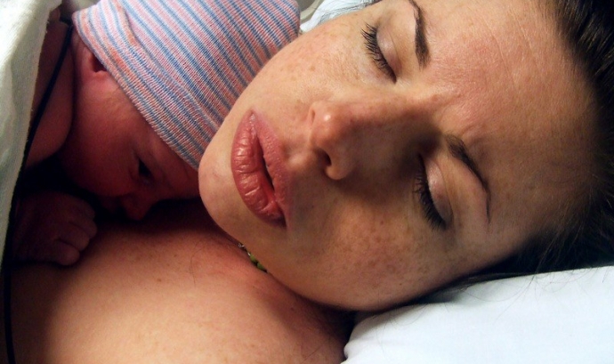 L'OMS recomana fomentar el part vaginal, el contacte pell amb pell i la lactància materna, també durant la crisi de la Covid-19. Font: Kelly Sue DeConnick (Flickr)