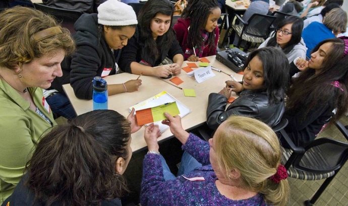 En el Technovation Girl, les participants reben directrius d'una mentora. Imatge de Berkeley Lab. Llicència d'ús CC BY-NC-ND 2.0 Font: Berkeley Lab. Llicència d'ús CC BY-NC-ND 2.0