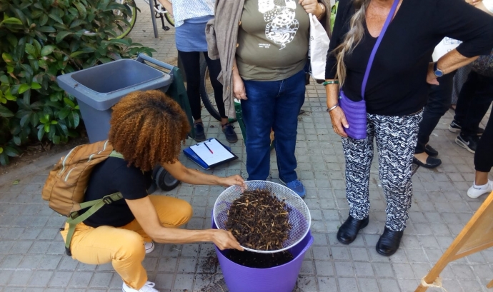 Un cop madurat el compost es fan jornades comunitàries per fer-ne el cribatge  Font: Espai Ambiental 