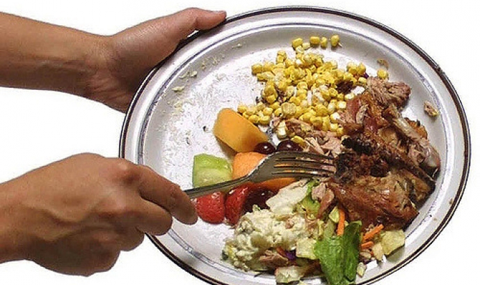 Acció de llençar menjar a les escombraries. Font: Jbloom, Flickr
