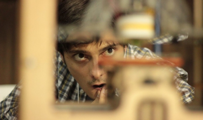 Un expert en robòtica opera amb una impressora 3D per fabricar material. Font: Pedro Belasco, Flickr 