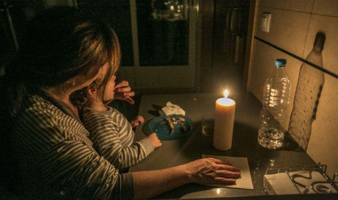 Moltes famílies han hagut de tornar a la llum de les espelmes Font: Sostenible.cat