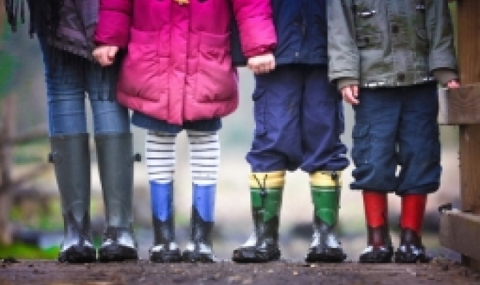 Parti inferior del cos de quatre nens vestits amb roba de pluja. Font: Ben Wicks