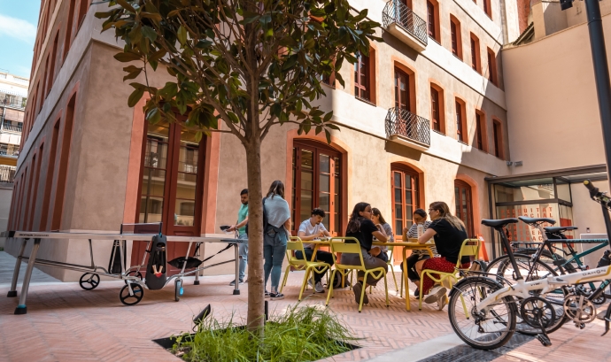El Hub Social, situat al carrer Girona, 34, de Barcelona, és un edifici amb un ambient de treball obert, acollidor i col·laboratiu. Font: Fundació Bofill