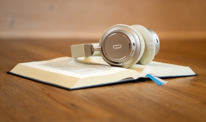 Un llibre i uns auriculars Font: Kay Lenze (Pixabay)