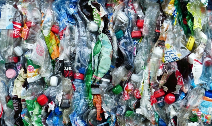 A Catalunya, més de 5 milions de llaunes, ampolles i brics acaben perduts al nostre entorn cada dia. Font: Retorna