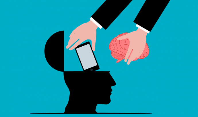 Il·lustració d'una mà que posa un mòbil dins d'un cervel que il·lustra les imposicions que los noves tecnologies suposen sovint per a les persones. Font: Mohamed Hassan (Pixabay)
