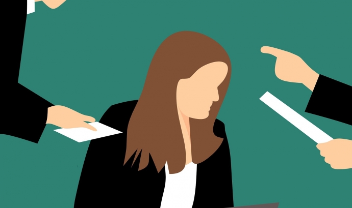 Il·lustració d'una situació d'assetjament laboral en que una dona rep ordres dels seus caps. Font: Pixabay