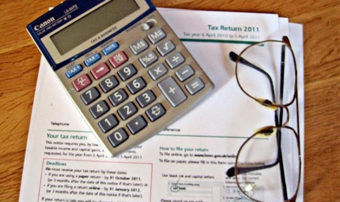 Una calculadora sobre una factura en paper. Font: Images_of_Money (flickr.com) Font: 