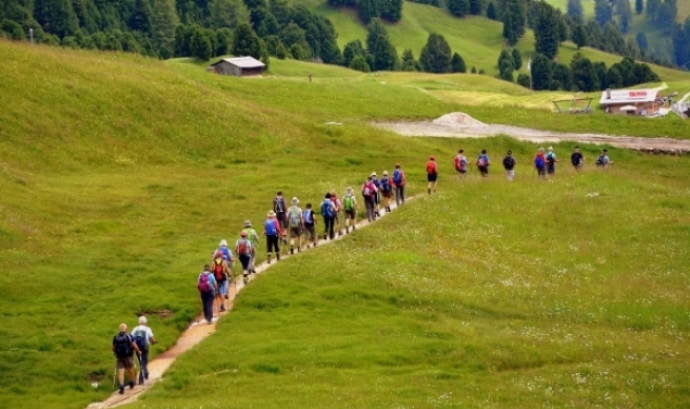 Persones fent una caminada, en representació de la 'Ruta a l'exili'. Font: Llicència CC Pixabay