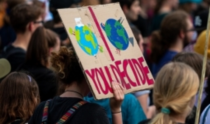 Un grup de joves de Friday's For Future manifestant-se en contra de la situació d'emergència climàtica. Font: Pixabay