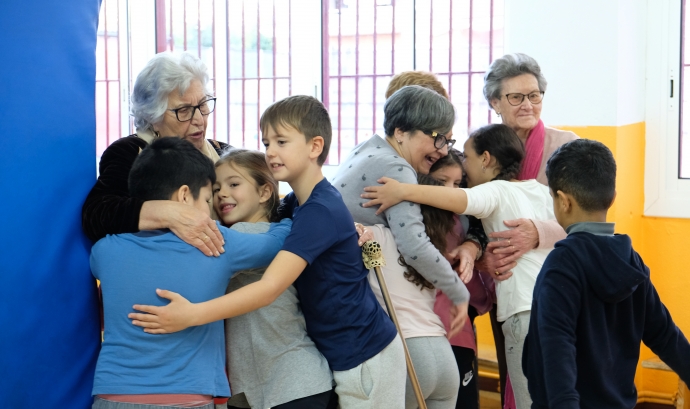 Les sessions d'Art Salut de Plàudite Teatre esdevenen un espai de trobada entre gent gran i infants i joves. Font: MB Pozo Ruiz - Plàudite Teatre