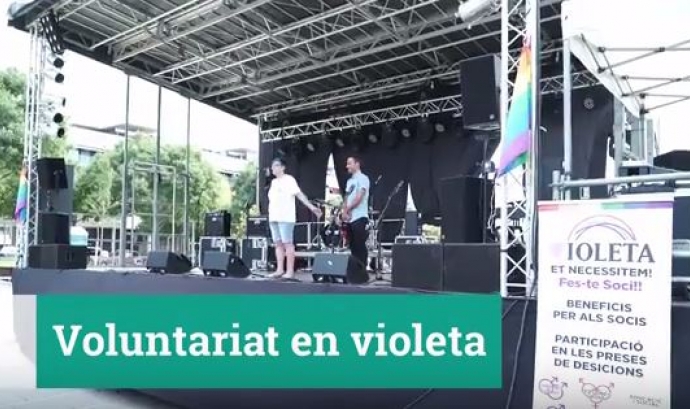 Frame del vídeo "Voluntariat en Violeta" Font: 