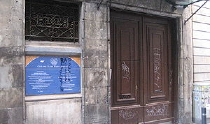 Entrada del Teatre de Sant Pere Apòstol. Barcelona. Font: viquipèdia