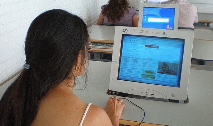 Noia buscant a Internet_Plan de Alfabetización Tecnológica Extremadura_Flickr