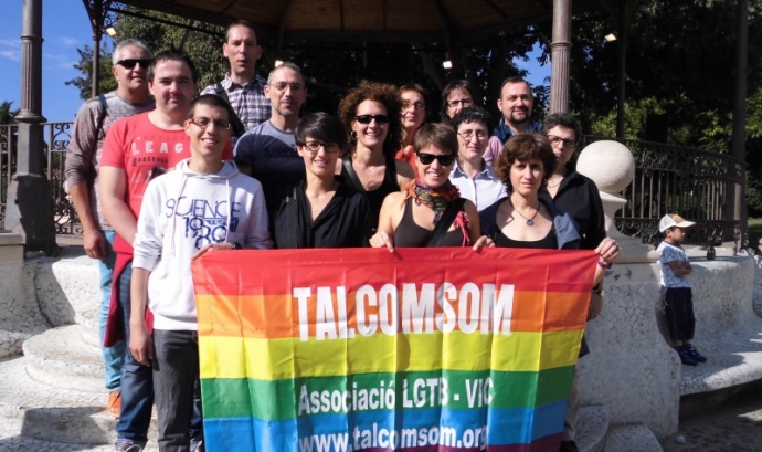 L’associació neix el 2008, per la iniciativa d’un grup de Lesbianes, Gais, Transsexuals, Transgènere i Bisexuals de la comarca d’Osona. Font: TALCOMSOM