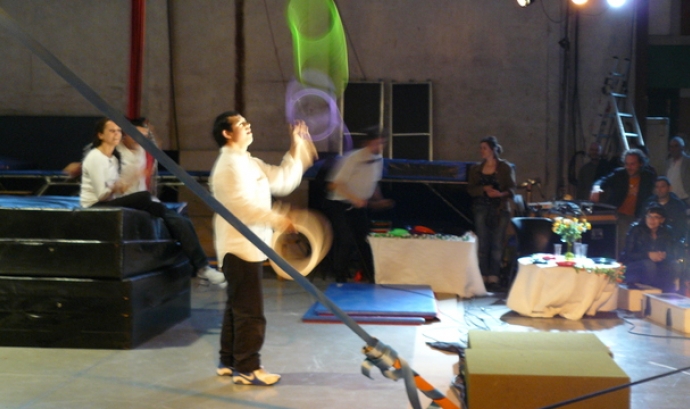 Foto del taller de circ del Taller d'Idees. Publicada a la campanya de Verkami Font: 